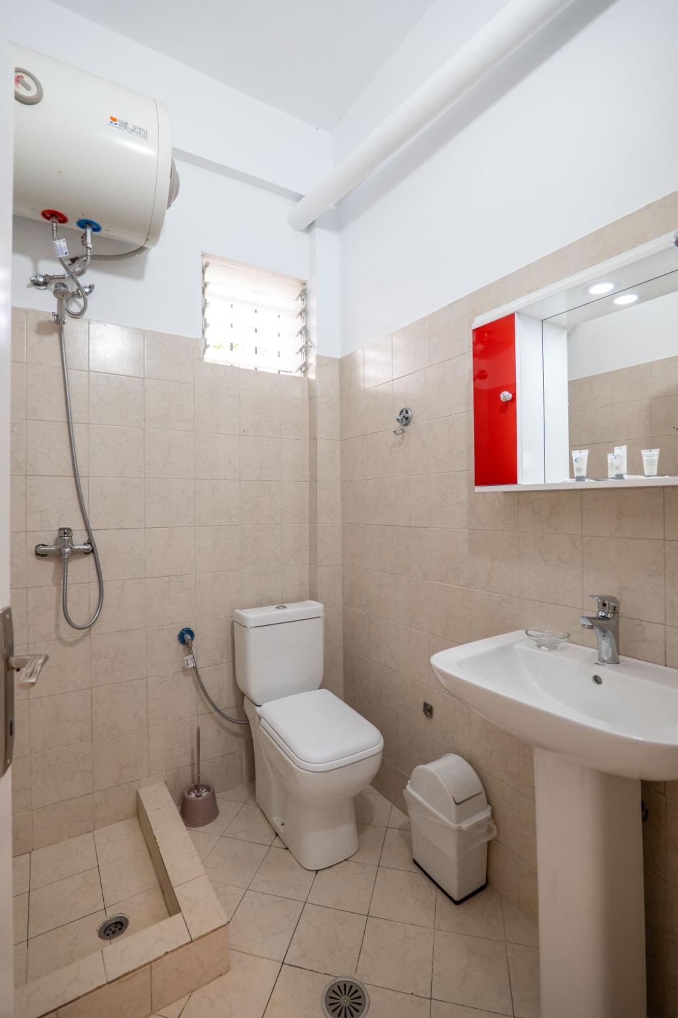 Hoteleks Inn & Suites Sarandë Esterno foto