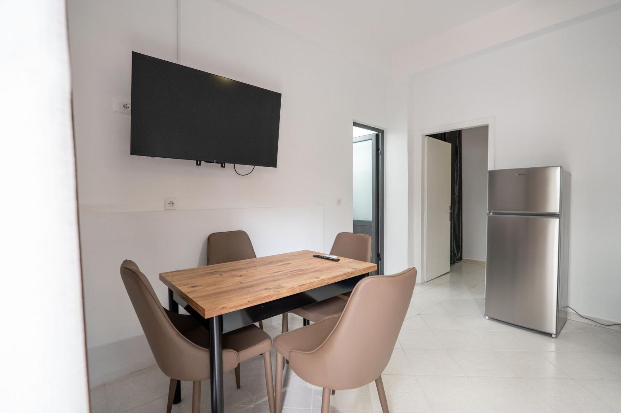 Hoteleks Inn & Suites Sarandë Esterno foto