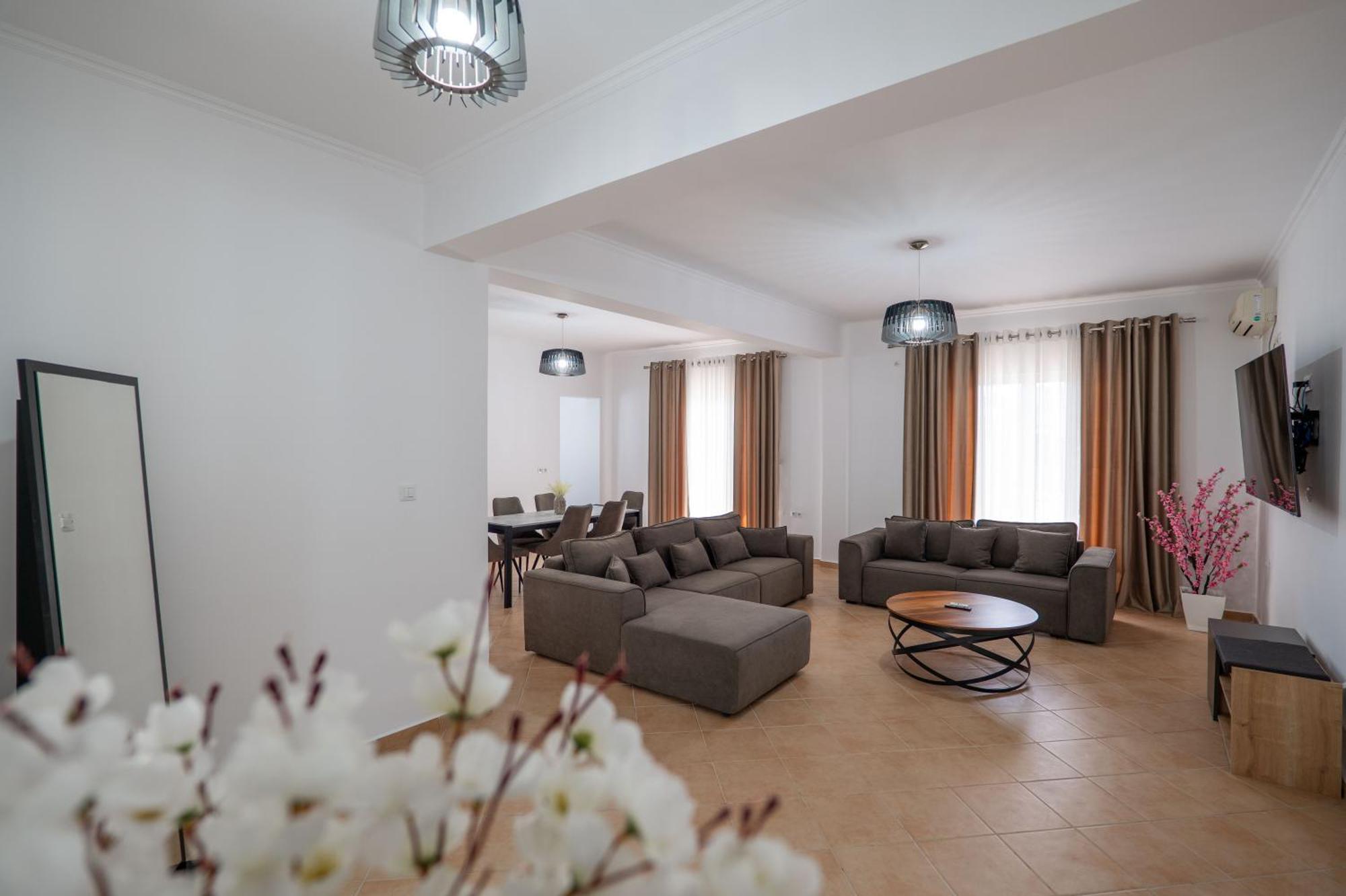 Hoteleks Inn & Suites Sarandë Esterno foto