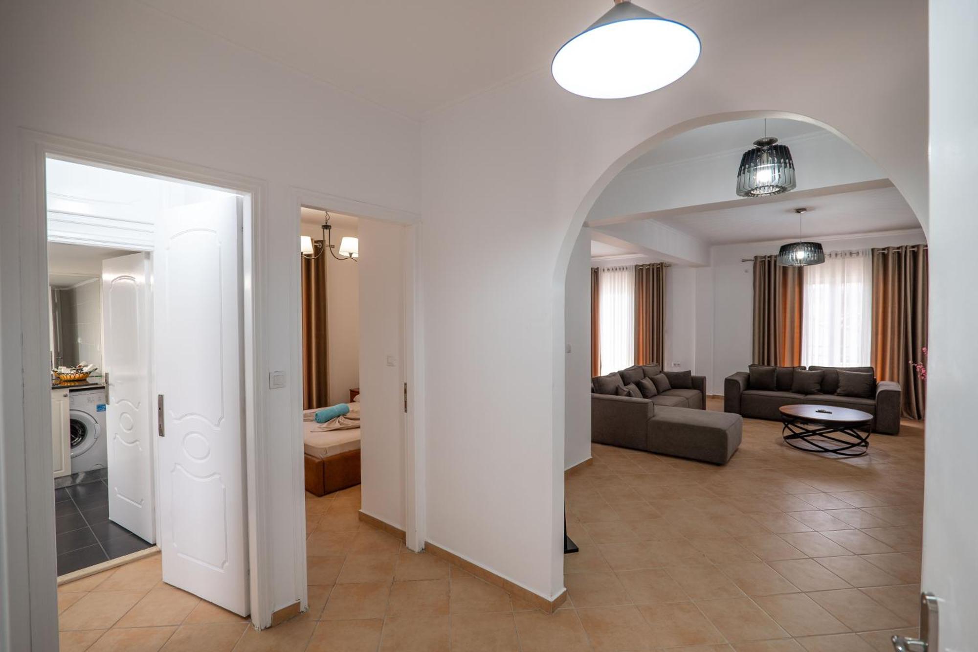 Hoteleks Inn & Suites Sarandë Esterno foto
