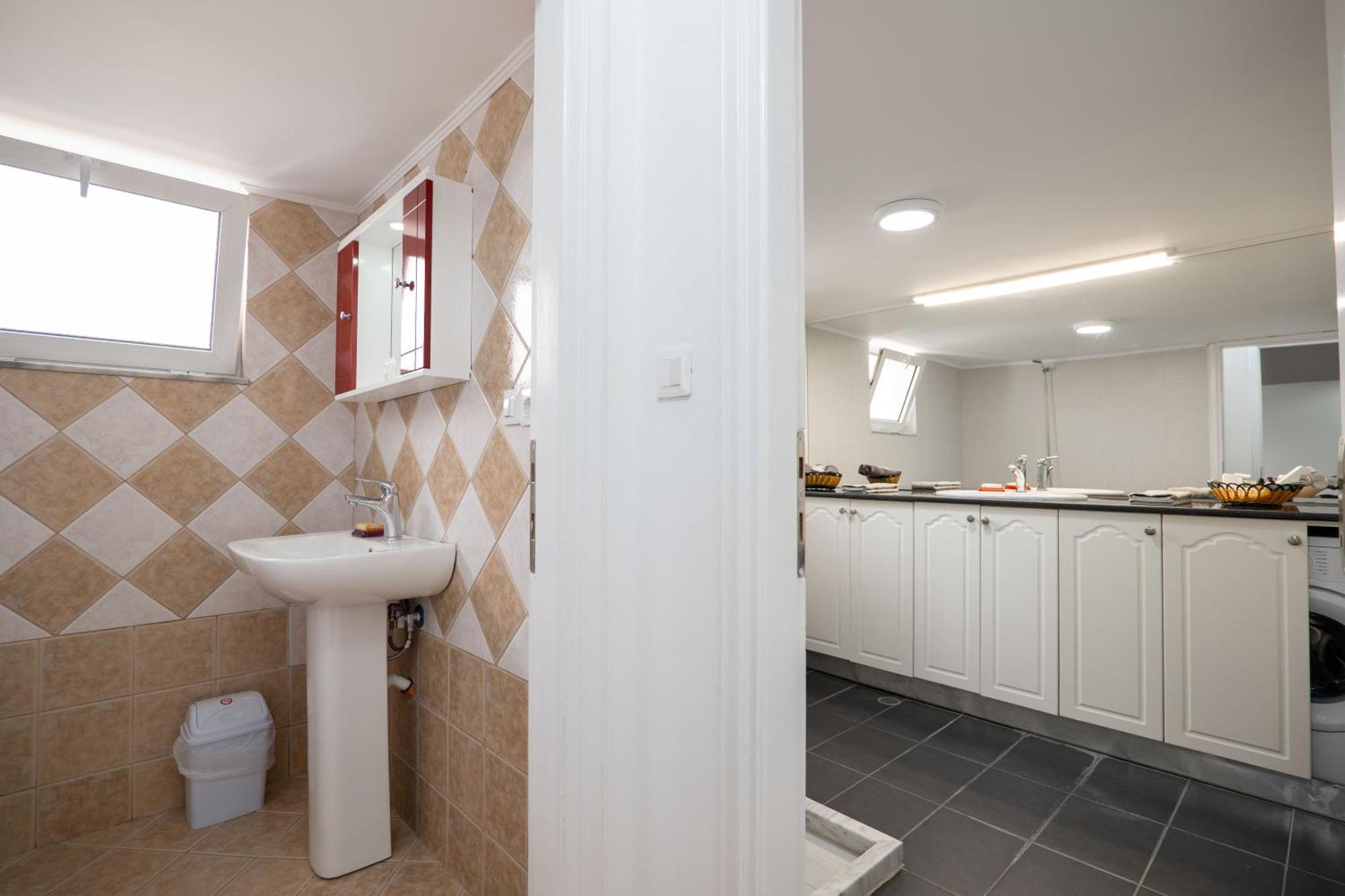 Hoteleks Inn & Suites Sarandë Esterno foto