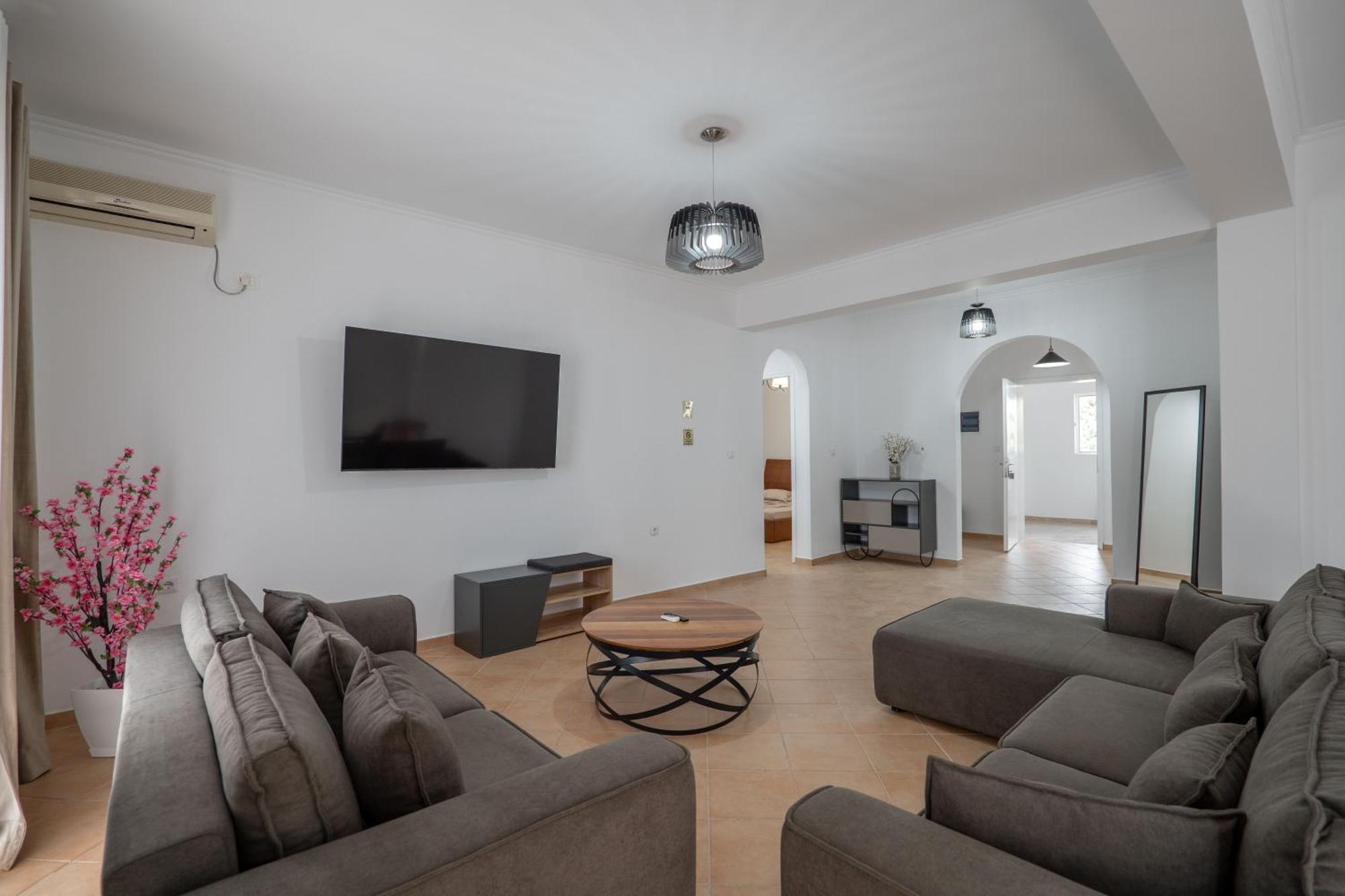 Hoteleks Inn & Suites Sarandë Esterno foto