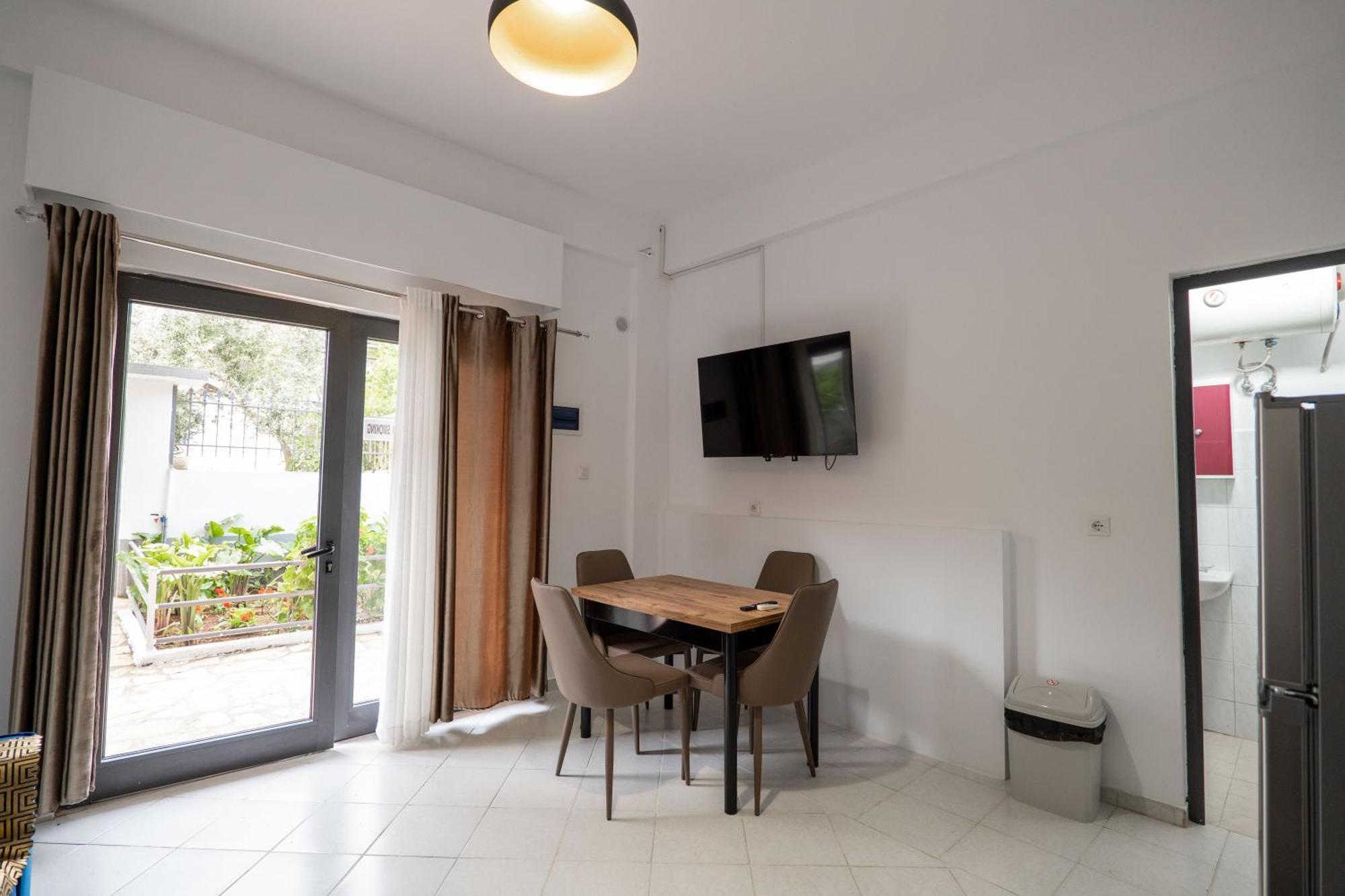 Hoteleks Inn & Suites Sarandë Esterno foto