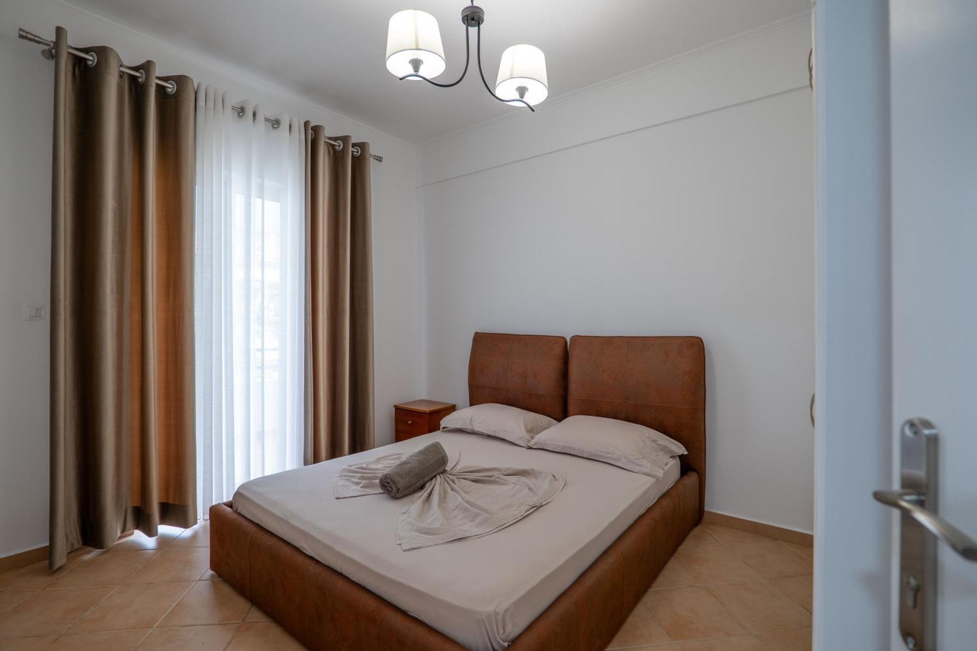Hoteleks Inn & Suites Sarandë Esterno foto