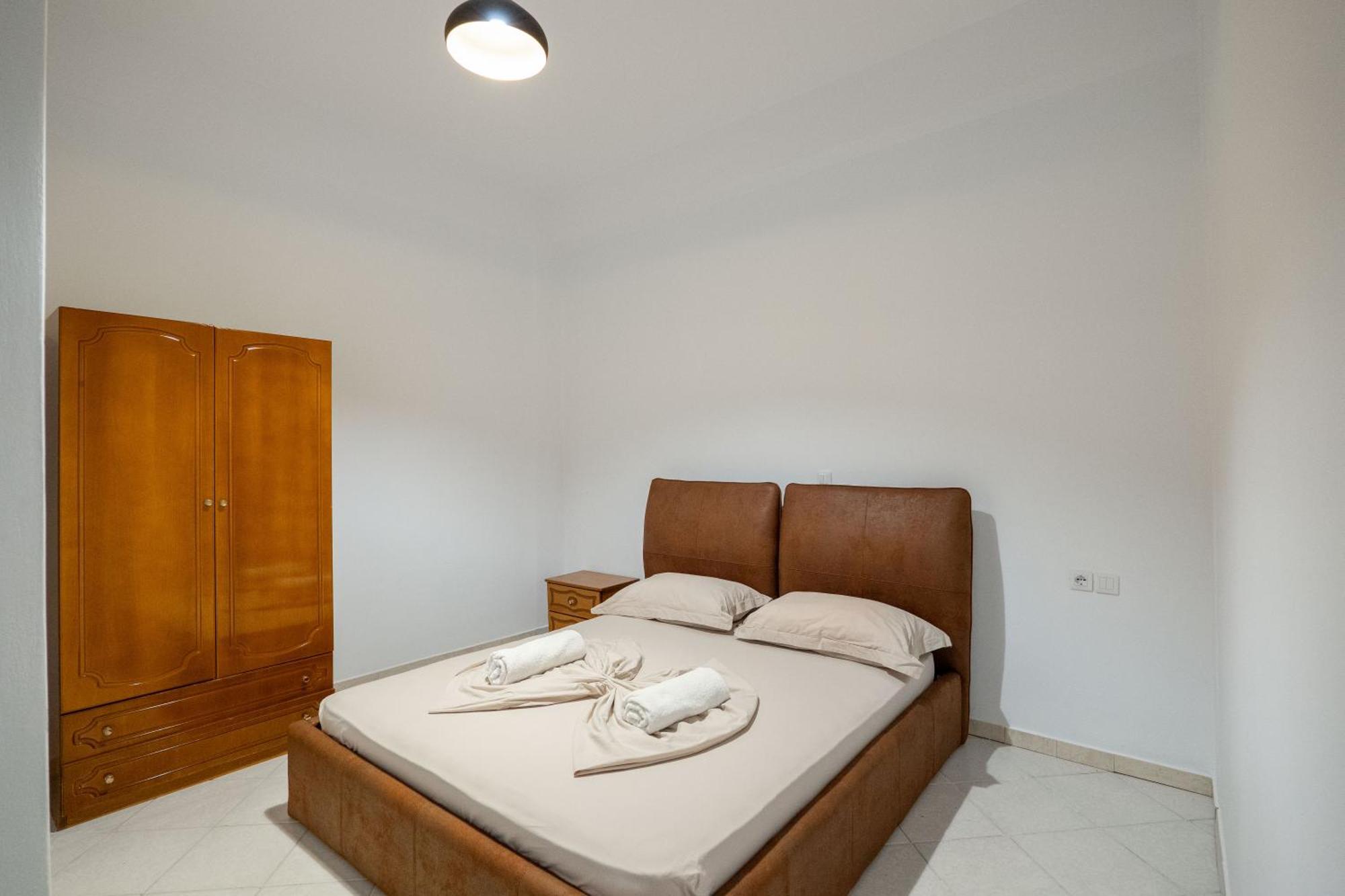 Hoteleks Inn & Suites Sarandë Esterno foto