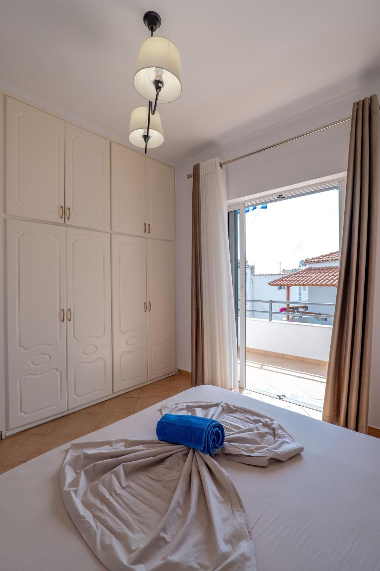 Hoteleks Inn & Suites Sarandë Esterno foto