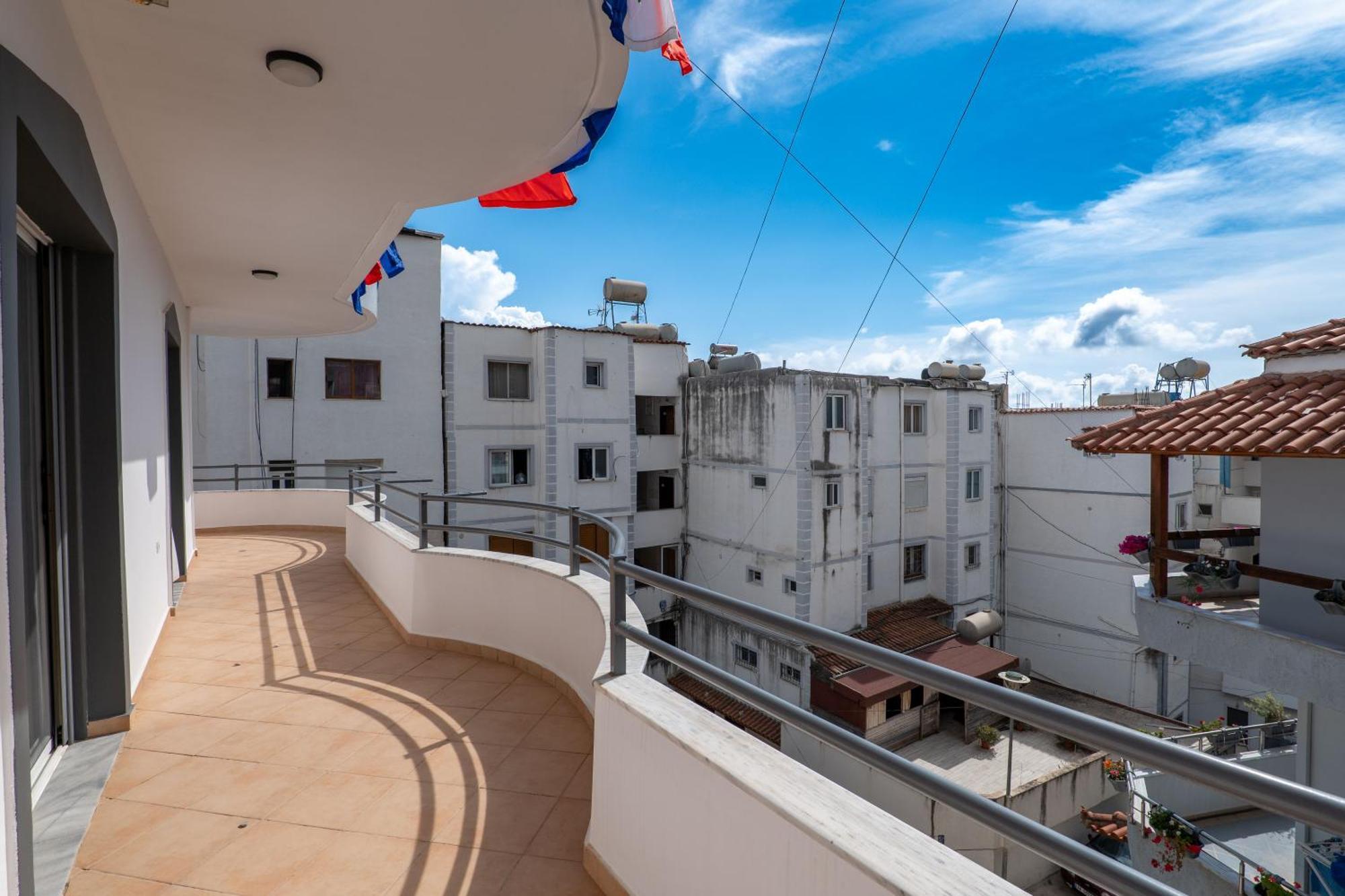 Hoteleks Inn & Suites Sarandë Esterno foto