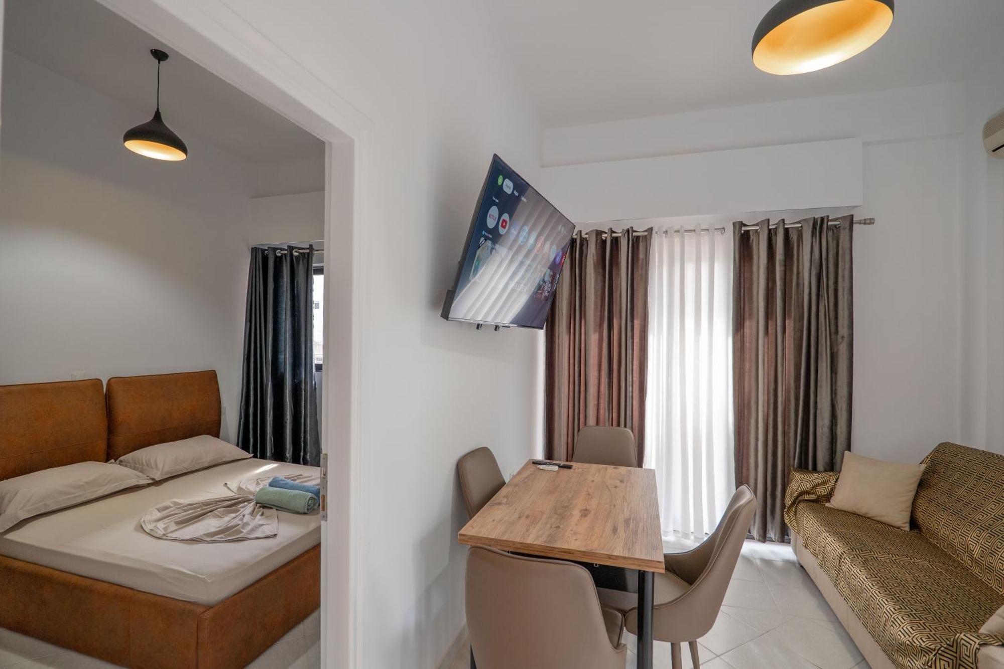 Hoteleks Inn & Suites Sarandë Esterno foto