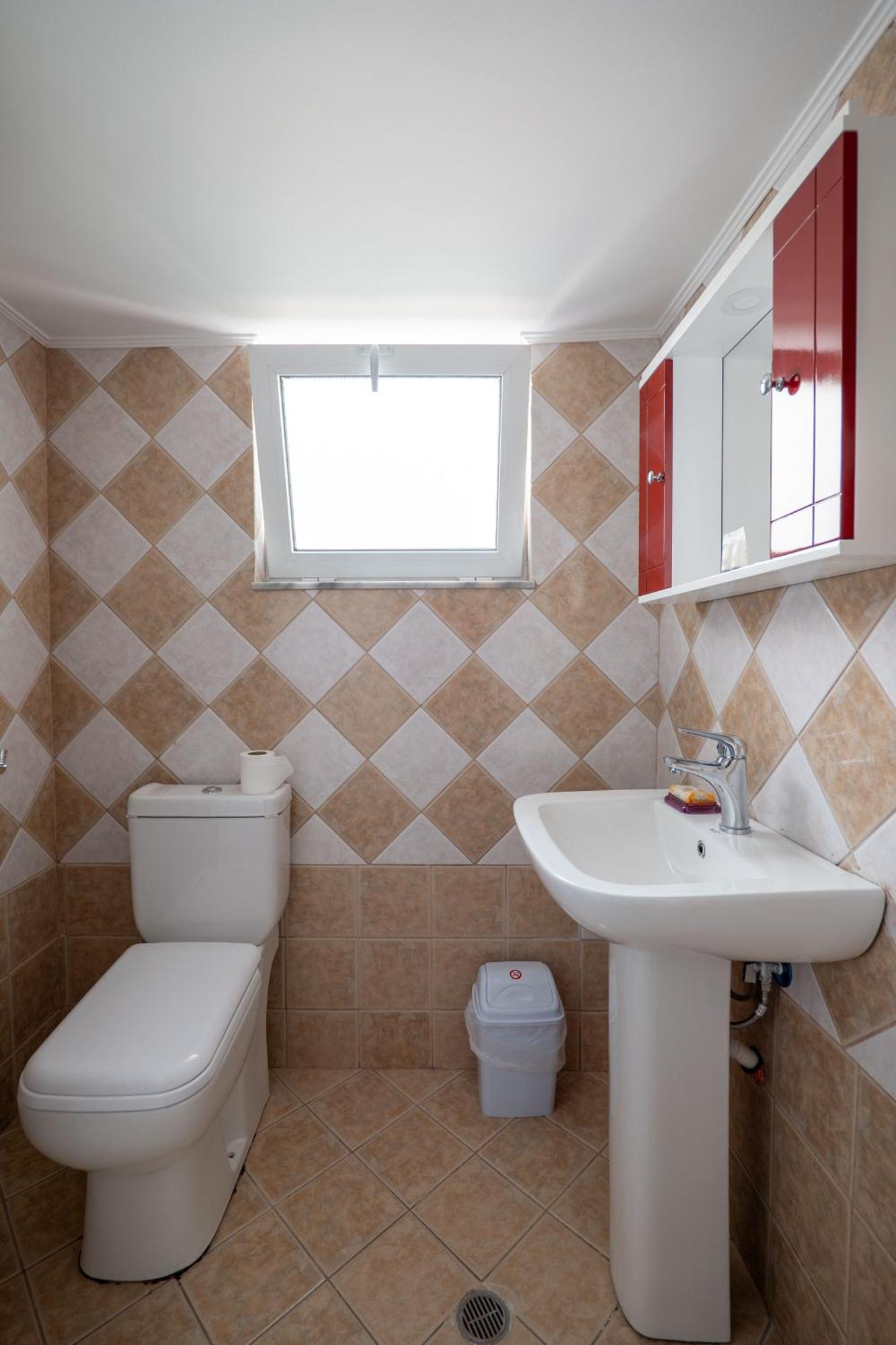 Hoteleks Inn & Suites Sarandë Esterno foto