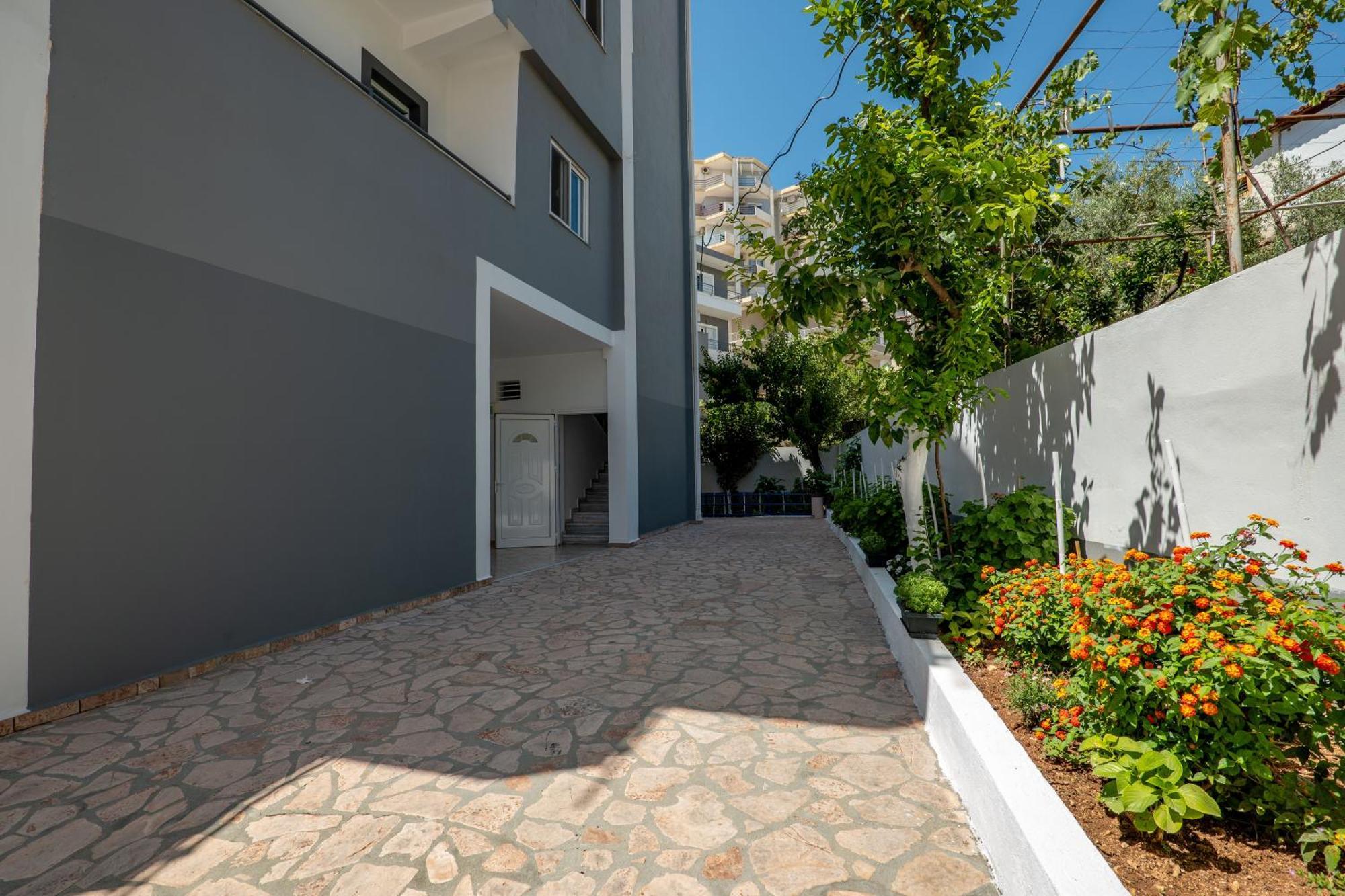 Hoteleks Inn & Suites Sarandë Esterno foto