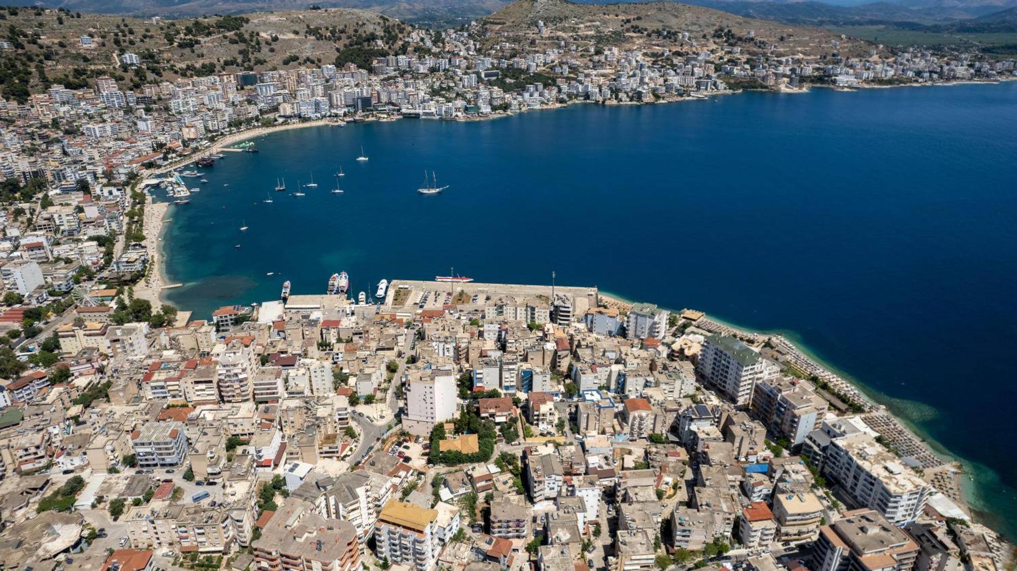 Hoteleks Inn & Suites Sarandë Esterno foto