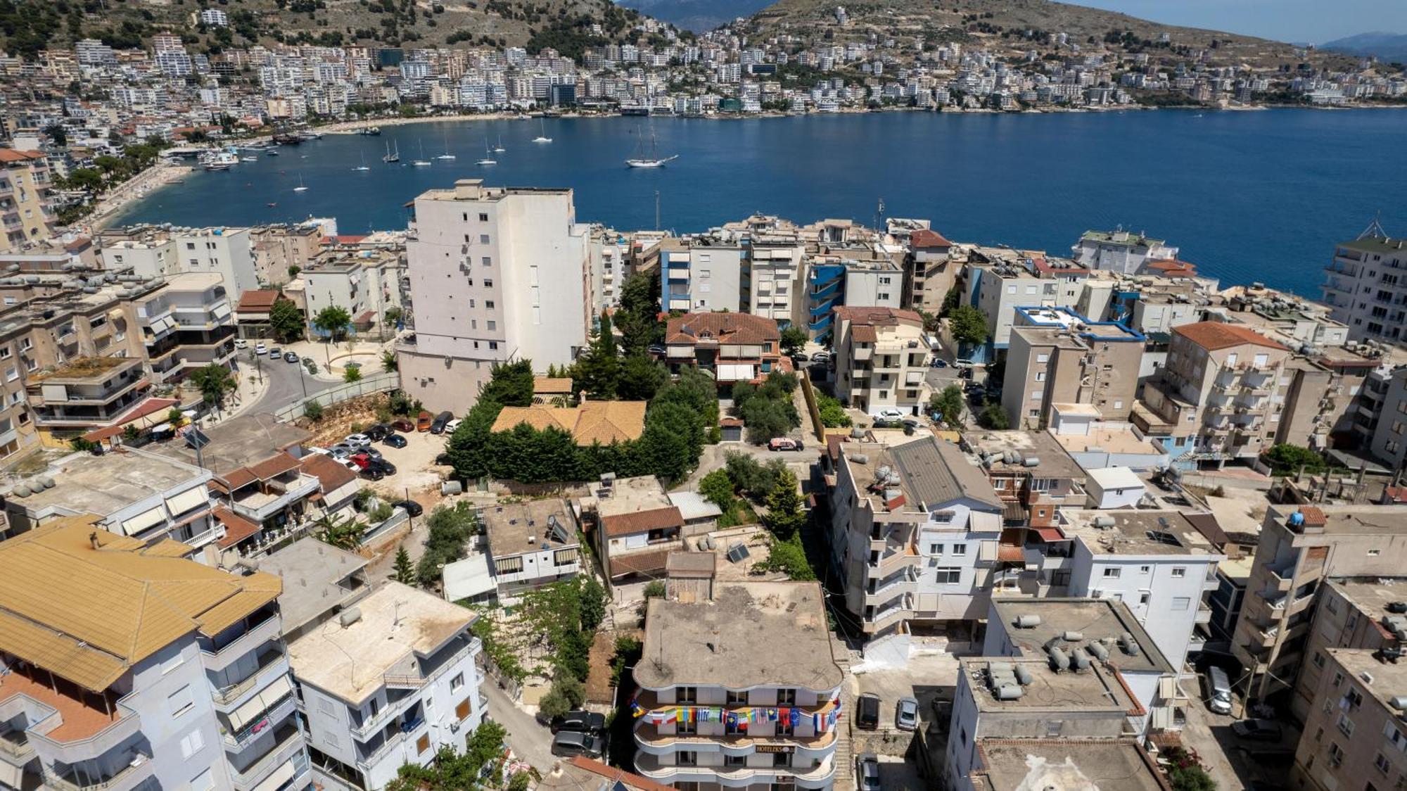 Hoteleks Inn & Suites Sarandë Esterno foto