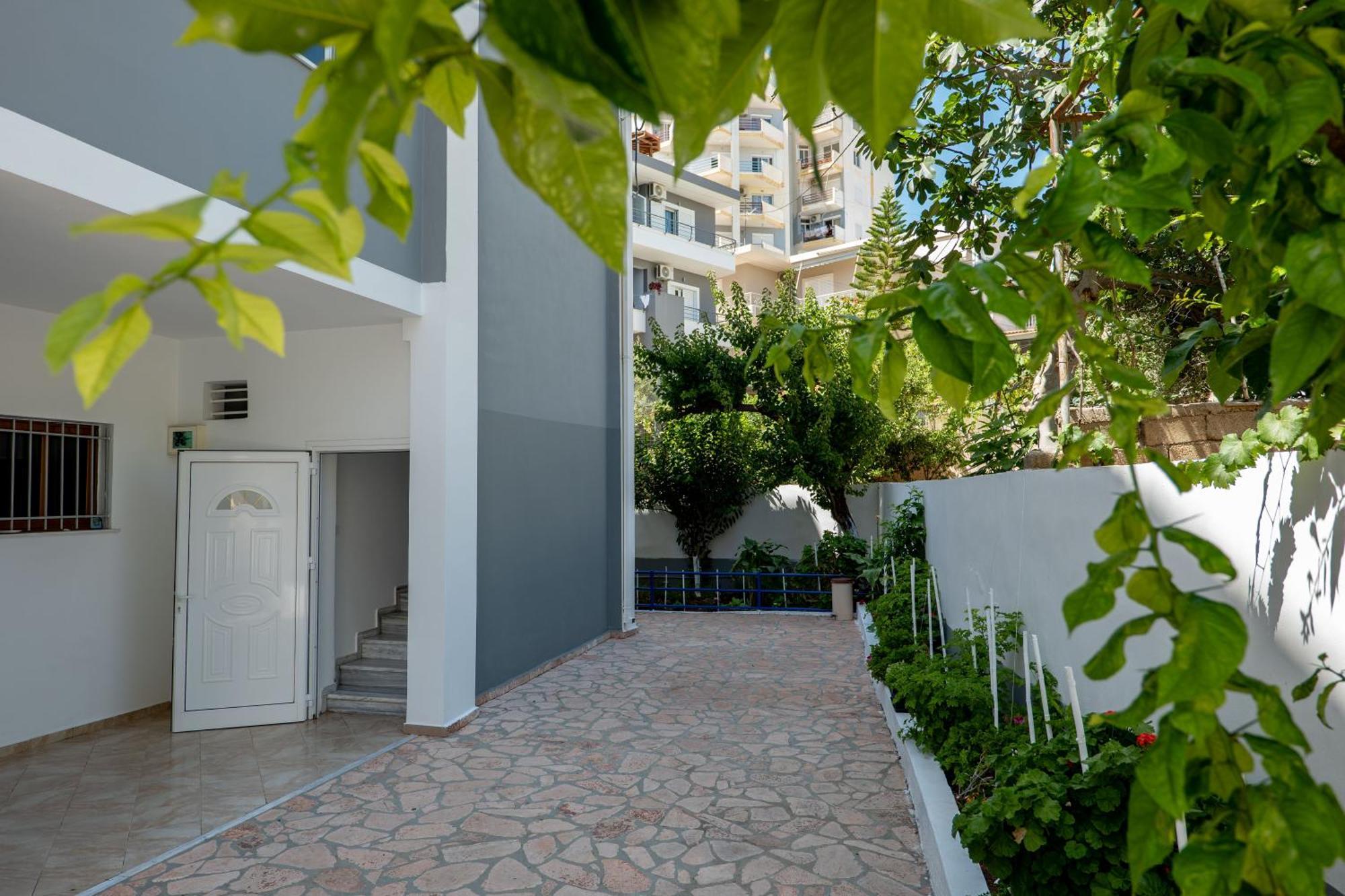 Hoteleks Inn & Suites Sarandë Esterno foto